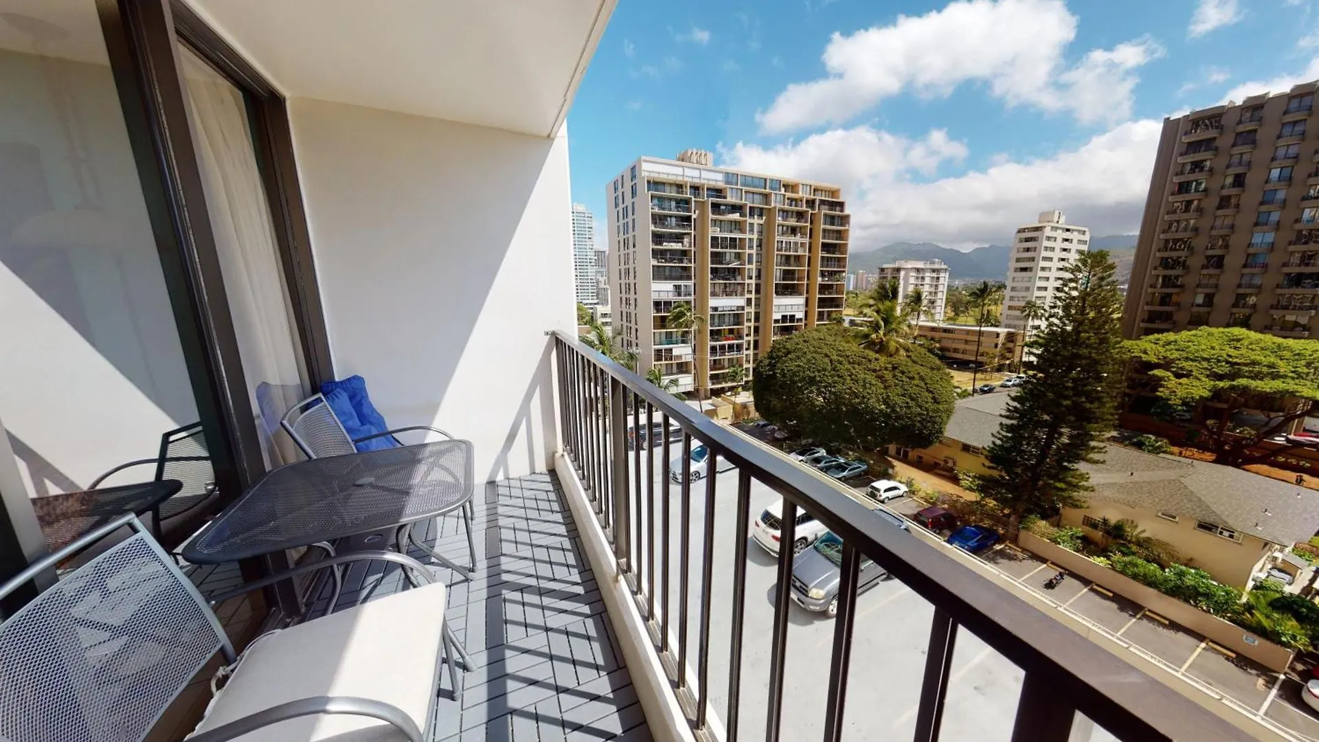 Deluxe Condo Near Waikiki Beach - Free Parking Honolulu