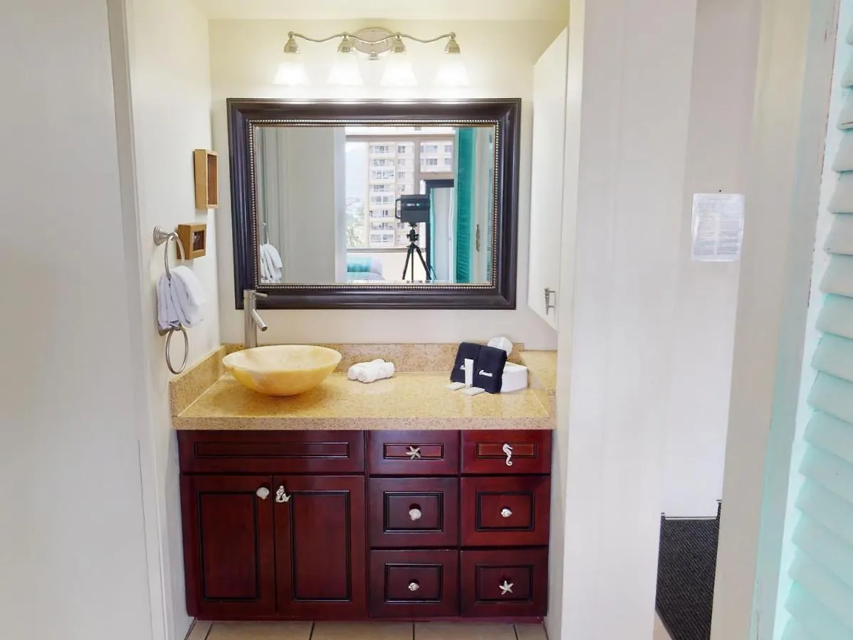 Deluxe Condo Near Waikiki Beach - Free Parking Honolulu